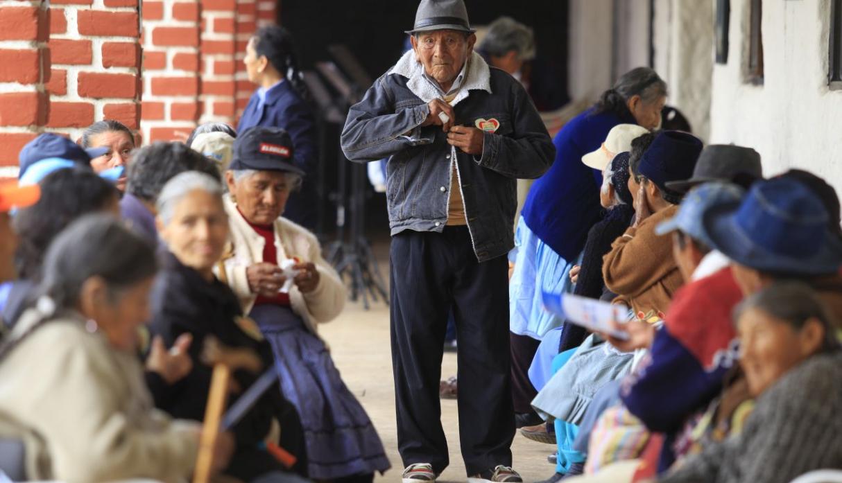 Tomado de: https://elcomercio.pe/lima/sucesos/adultos-mayores-reciben-atencion-medica-gratuita-manchay-noticia-453305